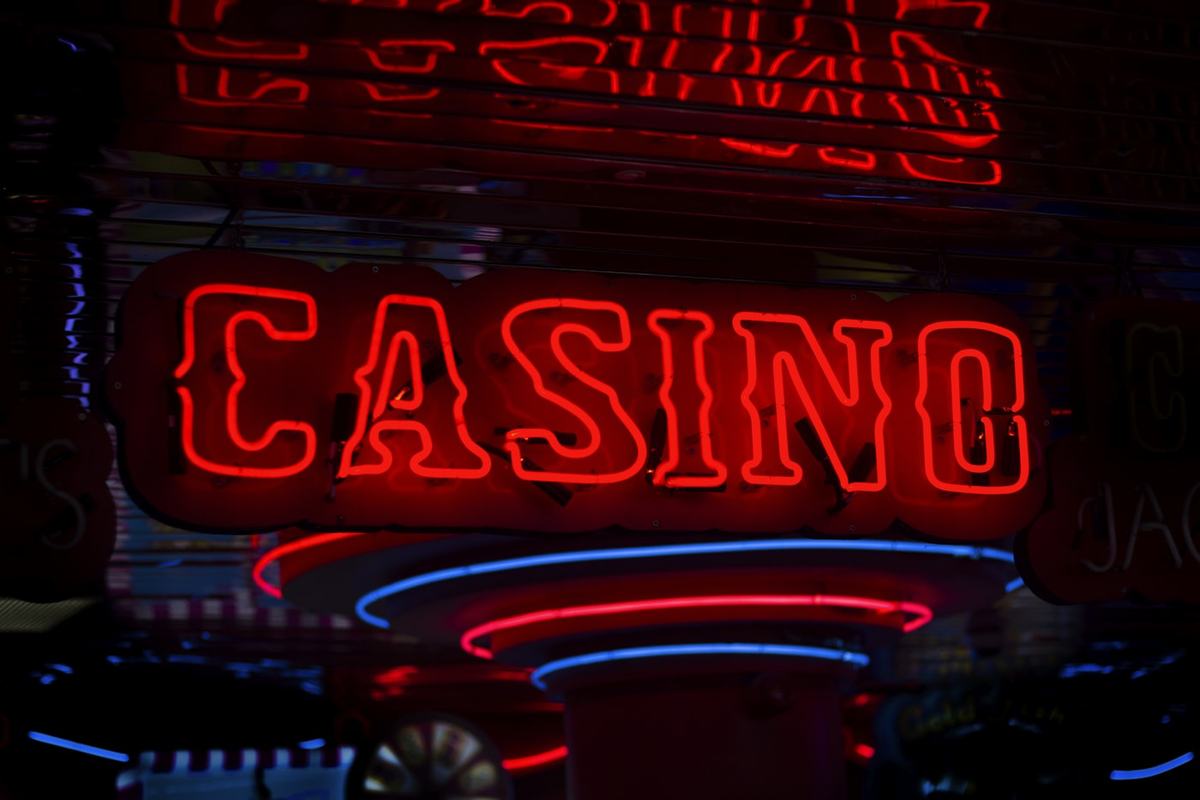 Papan neon bertuliskan casino sebagai ilustrasi artikel membaca informasi permainan secara sehat