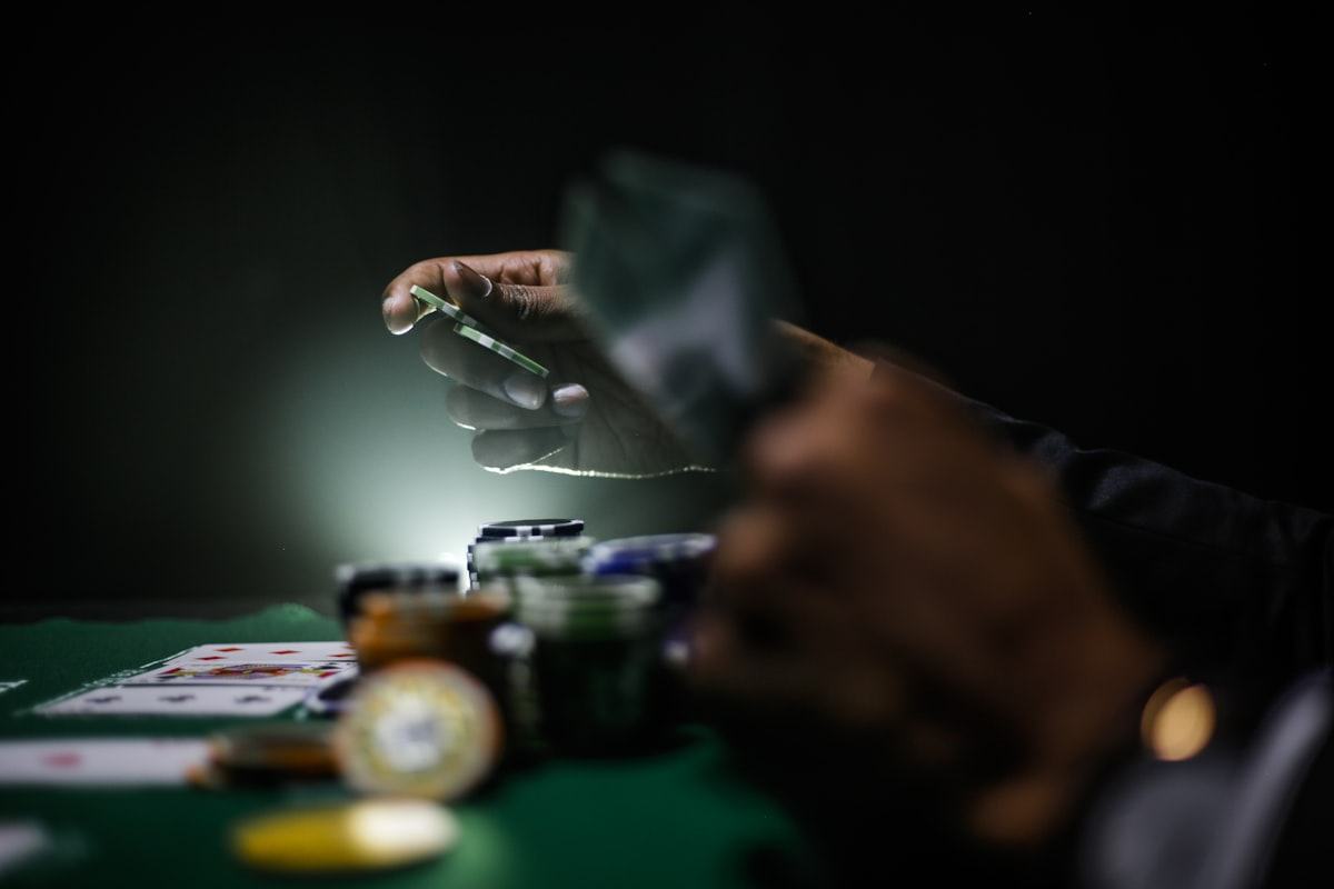 Keping poker merah putih biru tersusun di atas meja
