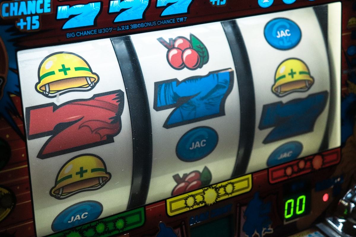 Layar mesin slot menampilkan simbol tujuh tiga kali