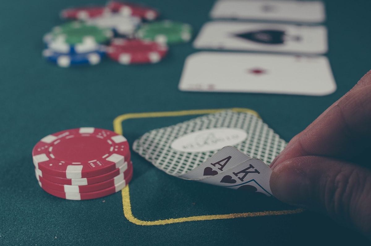 Kartu as dan rami terletak di atas meja poker