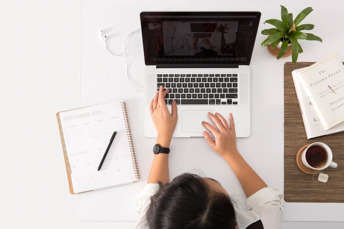 Laptop dan meja kerja sebagai ilustrasi redaksi digital
